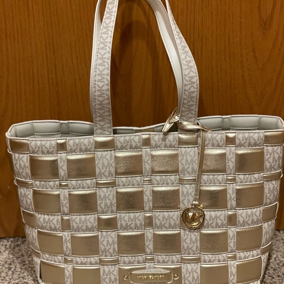 NWOT Michael Kors Tote Bag! - Picture 2 of 7